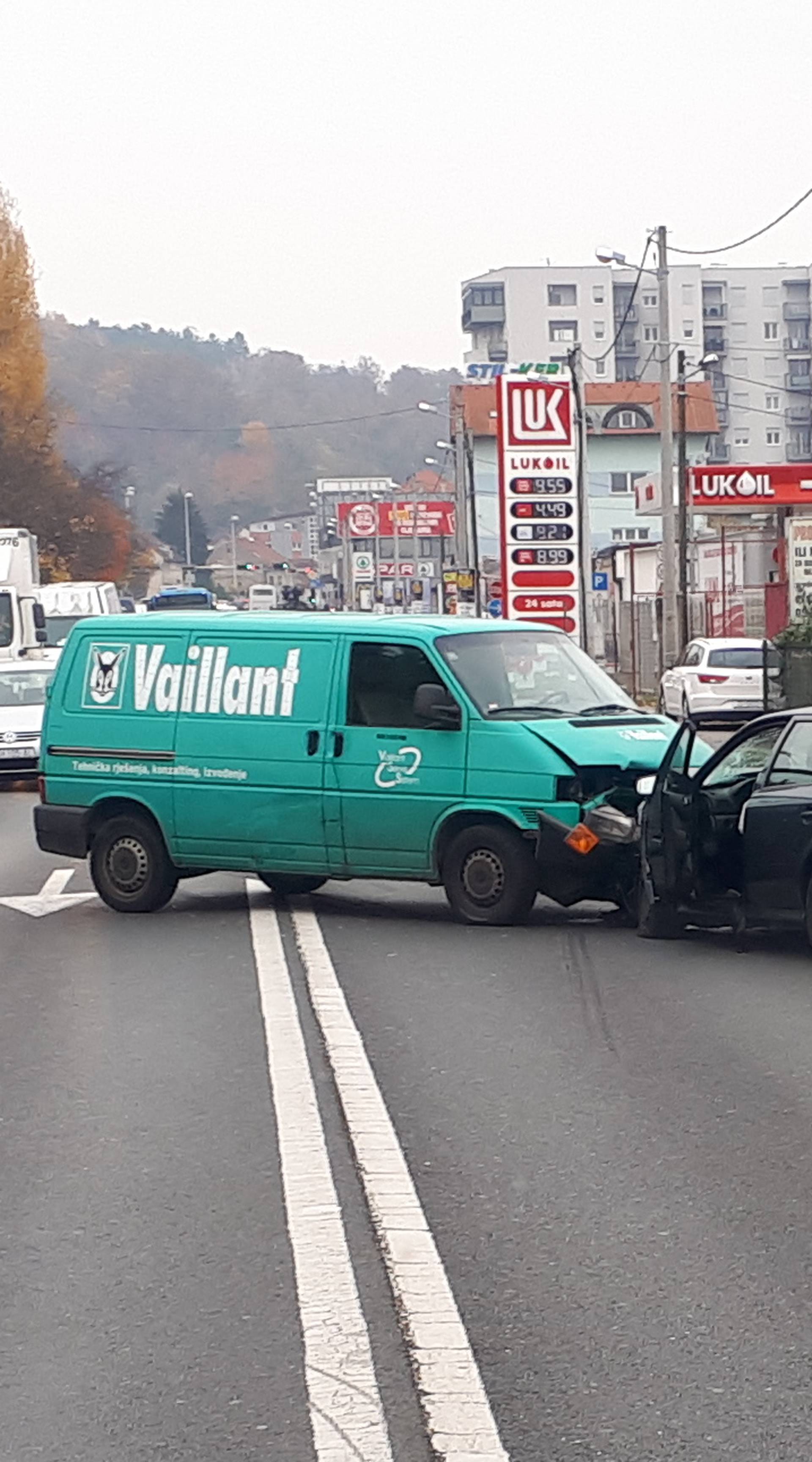 Sudar dva auta i kombija kod Vrapča: Dvoje ljudi ozlijeđeno