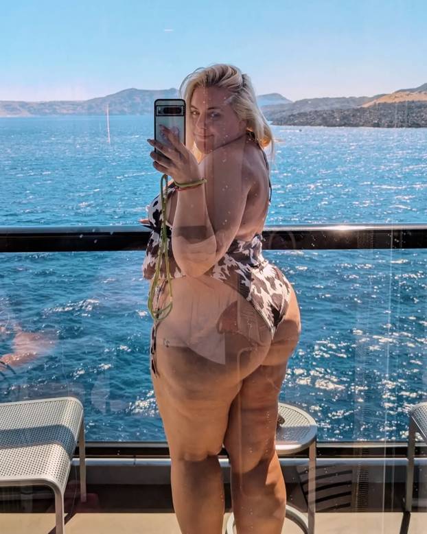 FOTO Fotkala se uz Arsenalovu zvijezdu, 'pobrkali' su je za njegovu djevojku: 'Odvratni ste'