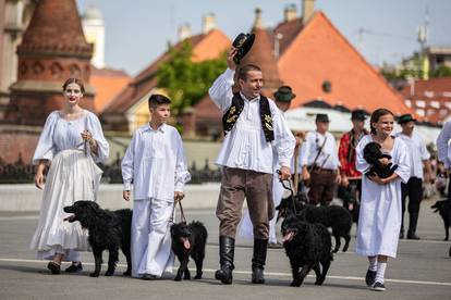 Pogledajte fotografije svečane povorke 56. Đakovačkih vezova