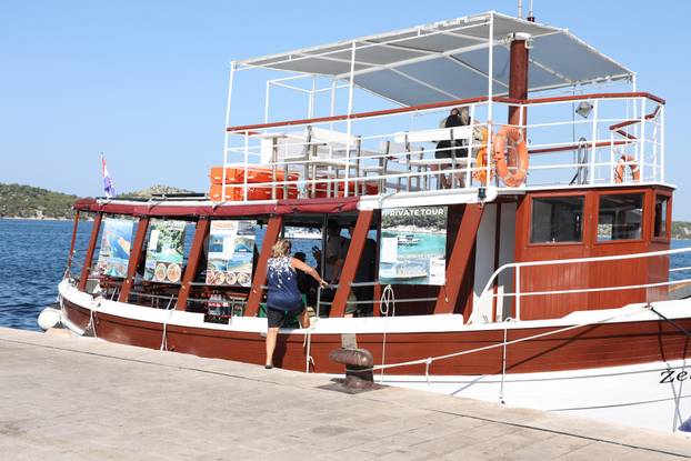 Šibenik: Izletni?ki brodovi puni turista razgledavaju naše ljepote.