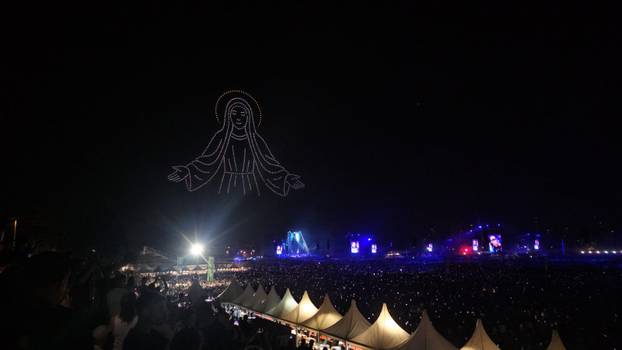 FOTO/VIDEO Spektakl na nebu: Dronovi formirali križ, Gospu...