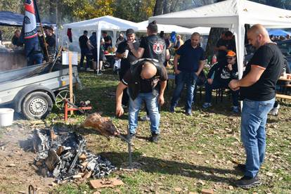 FOTO Pečenkijada u Slavonskom Brodu okupila brojne ljubitelje motora i mesa s ražnja