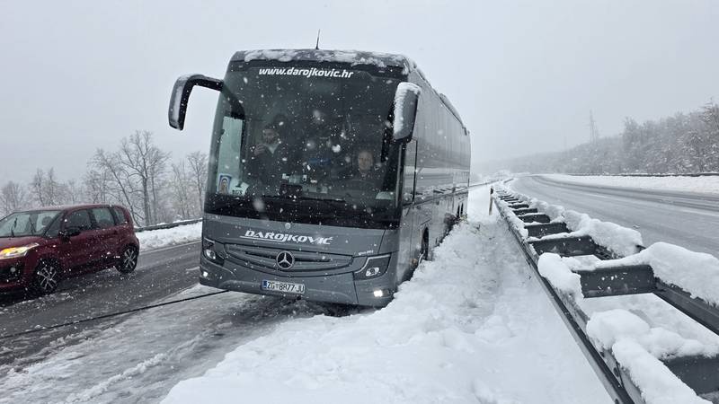 Autobus za Međugorje zapeo u snijegu na A1: 'Proklizao je kraj ograde, ali nastavili su svoj put'