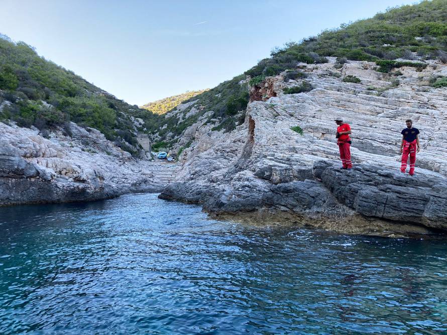 VIDEO Neobična intervencija na Visu: HGSS je spasio kozu koja je zapela na litici iznad mora