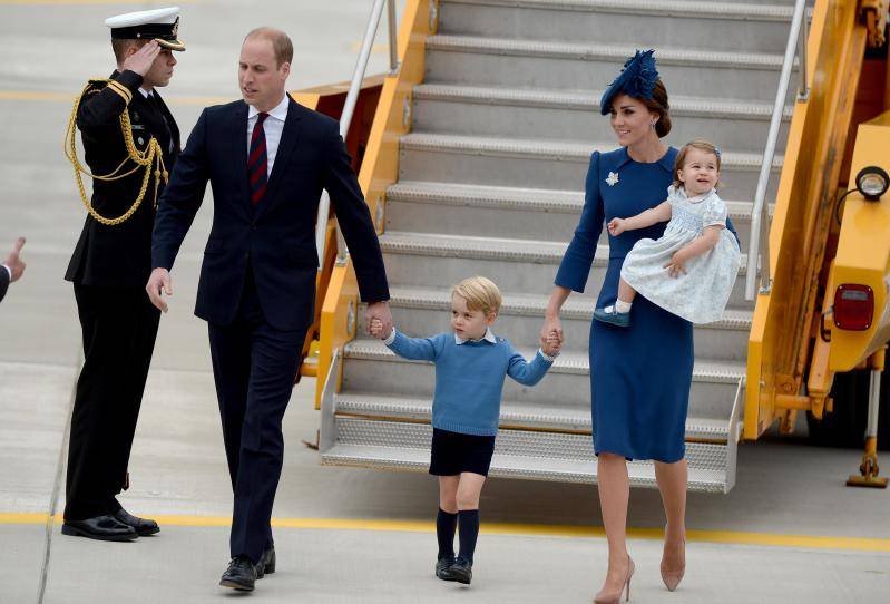 2016 Royal Tour - Day 1 - Arrival at Victoria airport