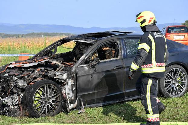 FOTO Izgorjeli skupocjeni auti kraj Požege: Viličarima ih iznosili da spriječe katastrofu