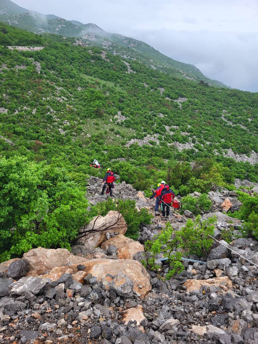 Gospić: Automobilom sletio provaliju, izvukao ga HGSS