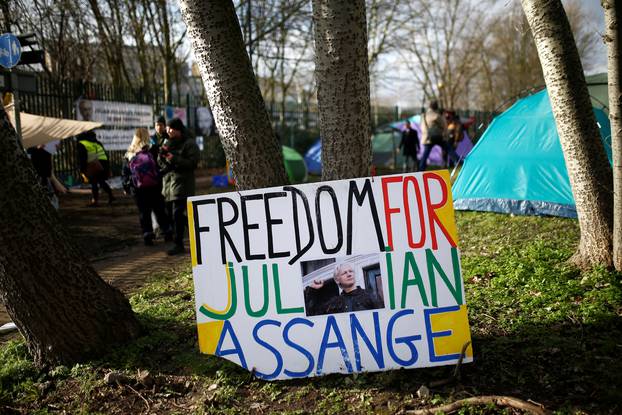 Hearing to decide whether Assange should be extradited to U.S. in London