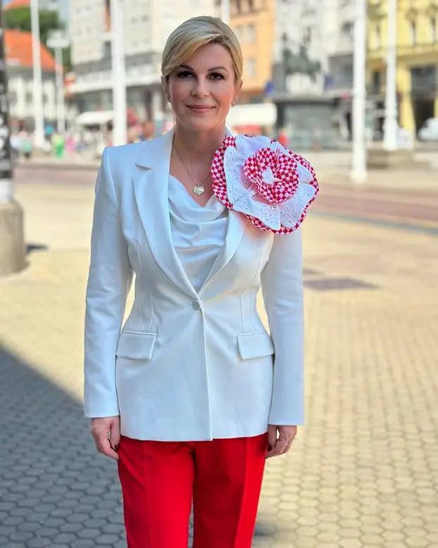 FOTO Kad Kolinda navija: Pila je pivo, klečala pred TV-om, ušla u svlačionicu i pokisnula kao miš
