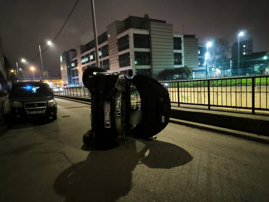 Zabio se u parkirani auto i prevrnuo se, vozač u bolnici