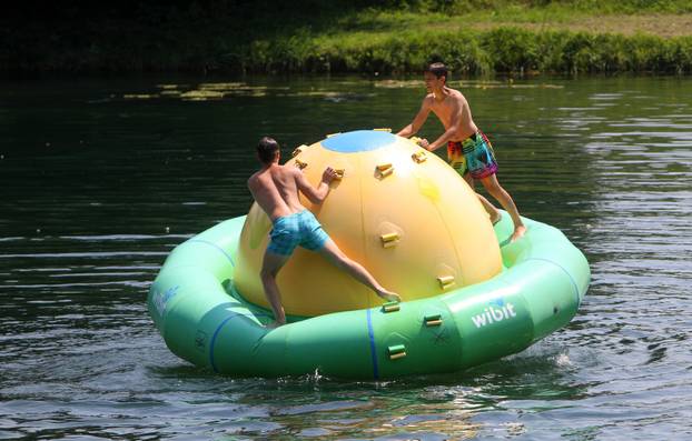 Karlovac: Spas od vrućina mnogi su potražili u rijeci Korani