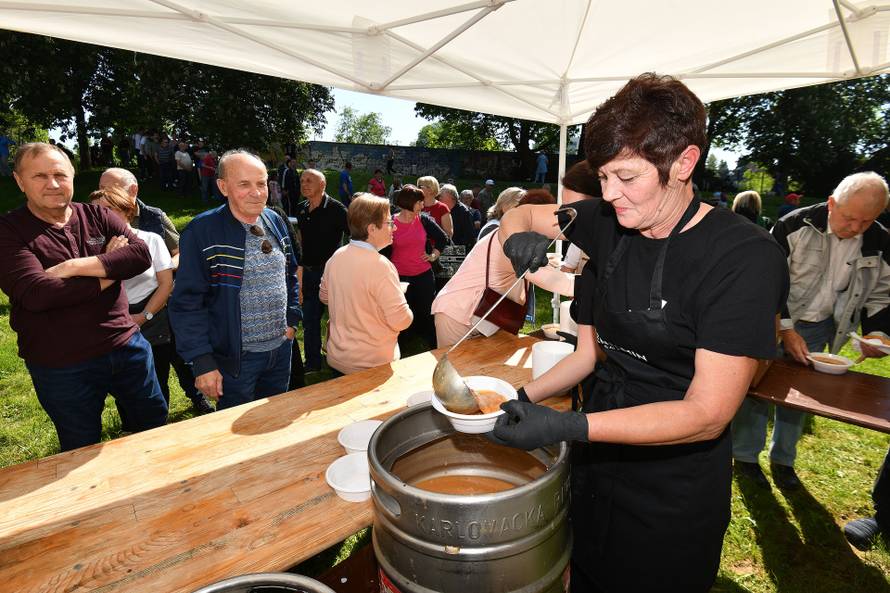 Čakovec: Građani čekali u redu za porciju graha 