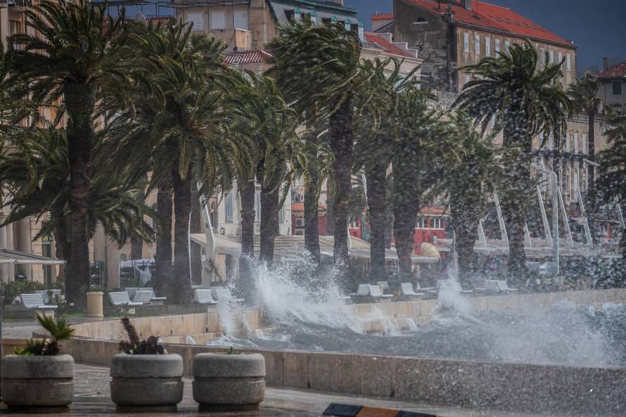 Split: Orkansko jugo potopilo rivu te stvaralo probleme u pomorskom prijevozu