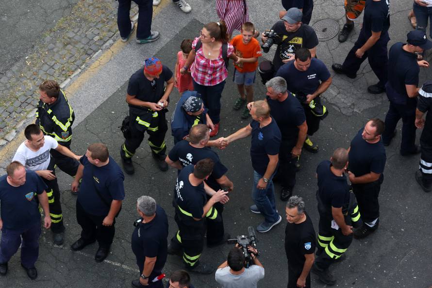 Zagrebački vatrogasci se uz zvukove sirena vratili u Savsku