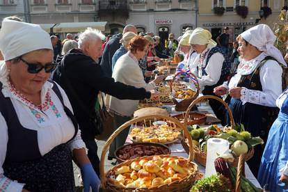 FOTO Samoborci i turisti uživali u delicijama kumica: U ponudi su bili čvarci, kruh, češnjovke...