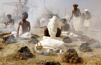 Indija: U dimu zagorene balege hindusi su u potpunom transu