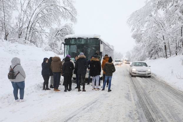 Kod Slunjskih brda zbog snijega na cesti morao se zaustaviti autobus