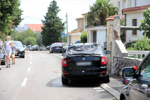 FOTO Kaos u Dramlju i Omišlju: Olujno nevrijeme s tučom porazbijalo stakla na autima