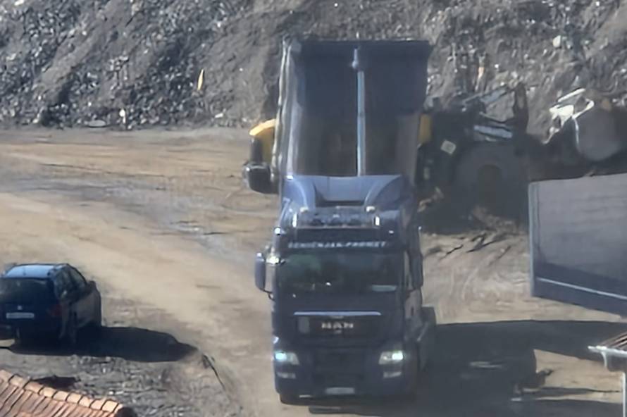 VIDEO Nije satira: Braća su u zatvoru, ali kamioni i dalje dovoze otpad na mjesto zločina