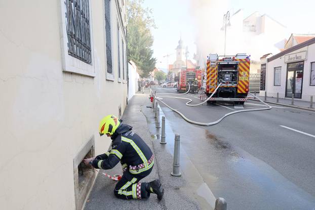Zagreb: Na dvorišnoj zgradi na Kaptolu izbio je požar, vatrogasci izašli na intervenciju