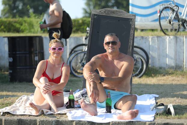 Osječani pronašli rashlađenje u Dravi