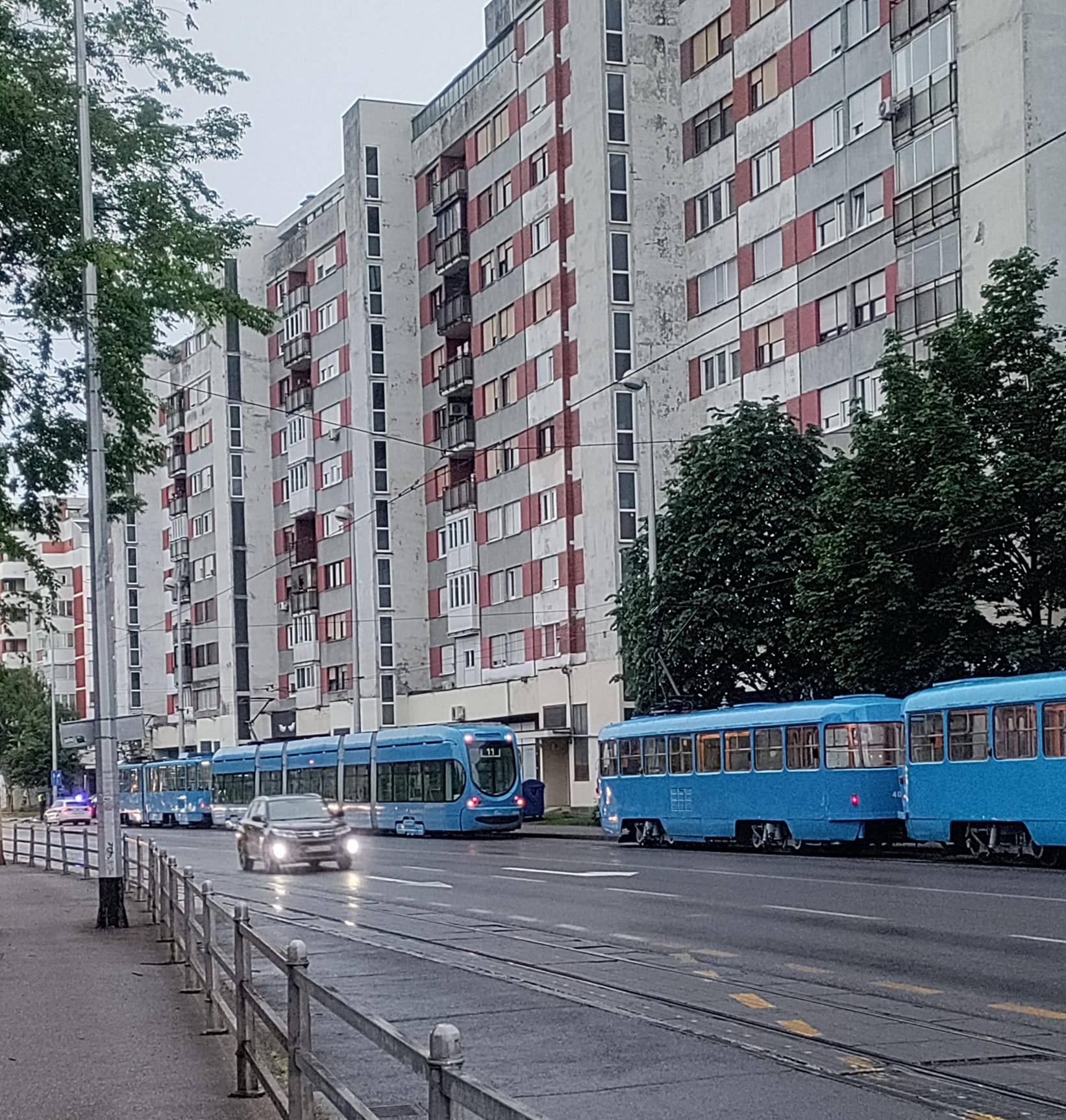 FOTO Detalji jutarnjeg kaosa u Dubravi: Nakon sudara guma  završila na tramvajskoj stanici!