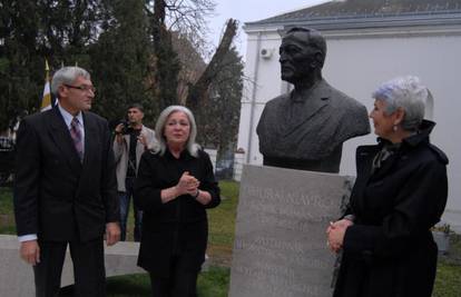 Vukovar: Otkrili bistu liječniku te domoljubu Juraju Njavru