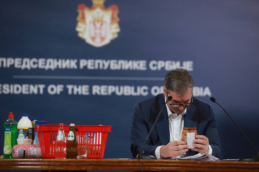 Beograd: Vučić na obraćanju javnosti vadio stvari iz košare i diktirao nove cijene