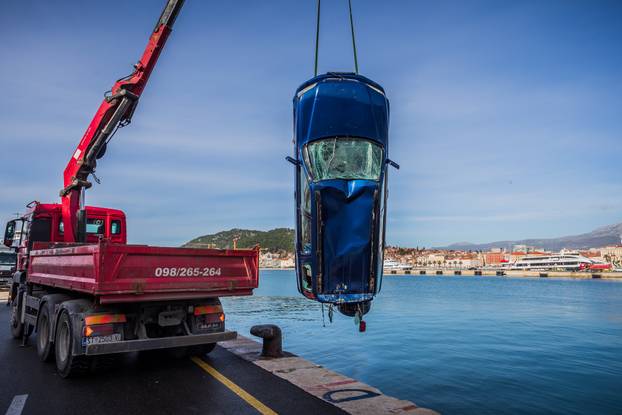 Split: Izvučen automobil koji je sinoć sletio u more kod gradske luke, vozač preminuo