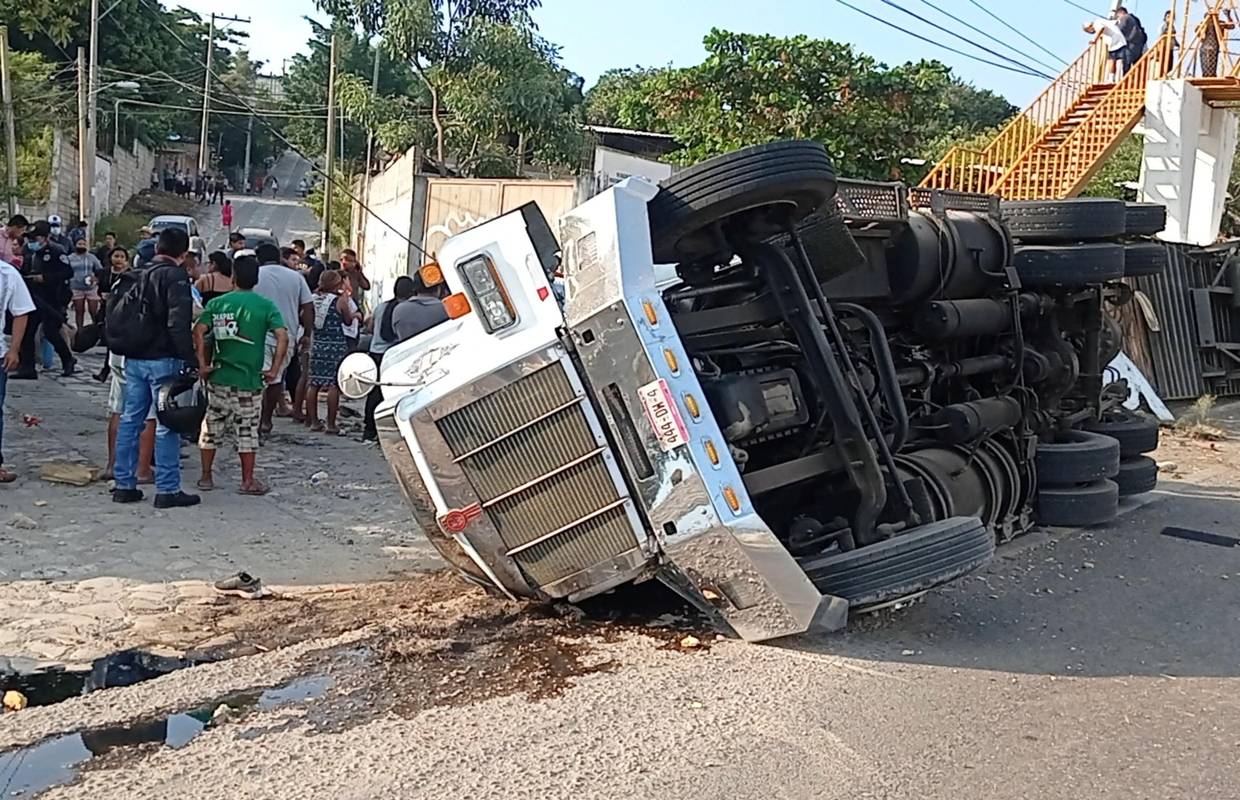Najmanje 54 ljudi poginulo je u sudaru kamiona u Meksiku