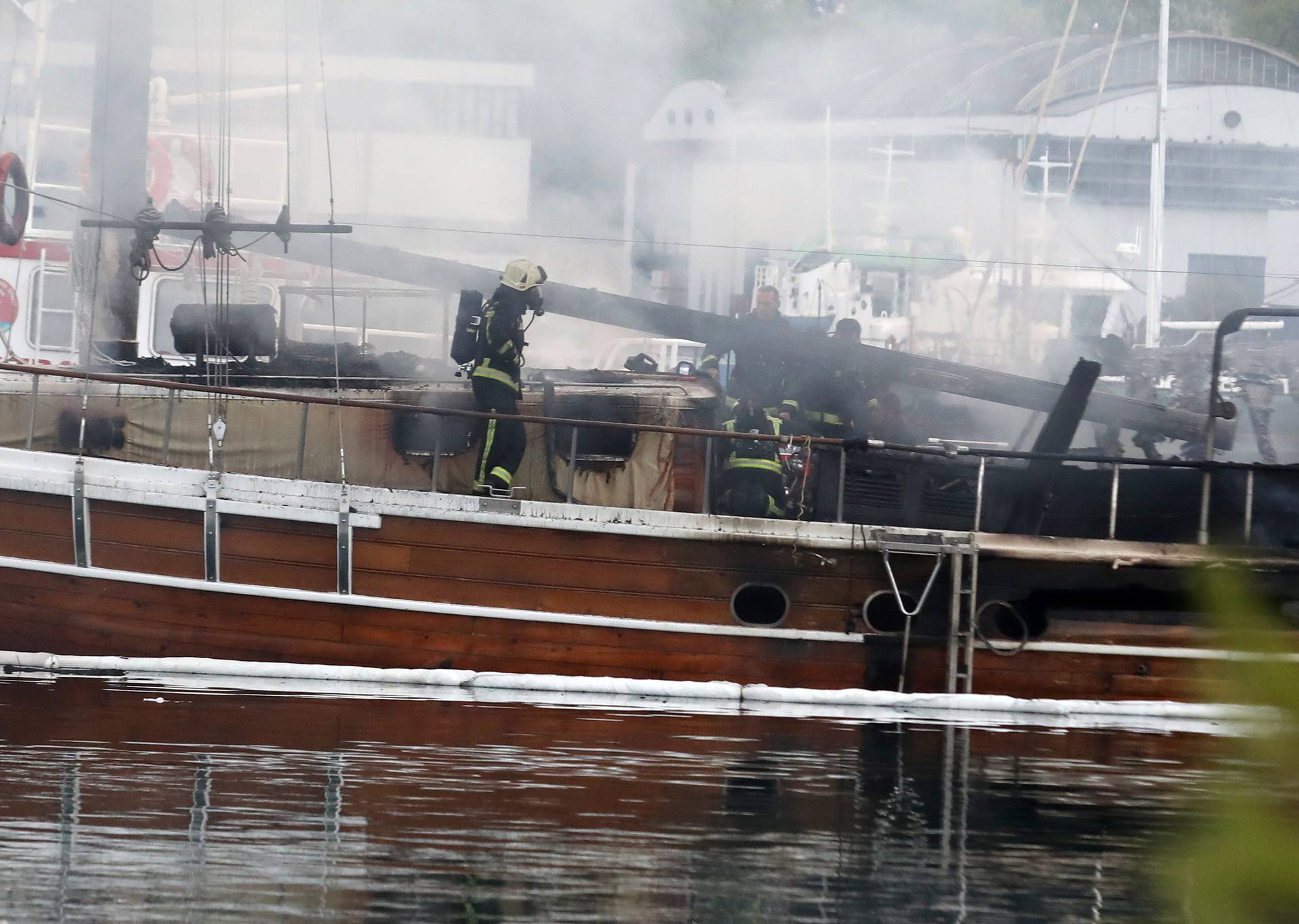 Šibenik: Izbio požar na turističkom jedrenjaku, očevid u tijeku