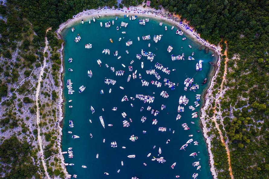 Klapa Rišpet upriličila je koncert pod zvjezdanim nebom: U moru ih okružilo 300 manjih brodica