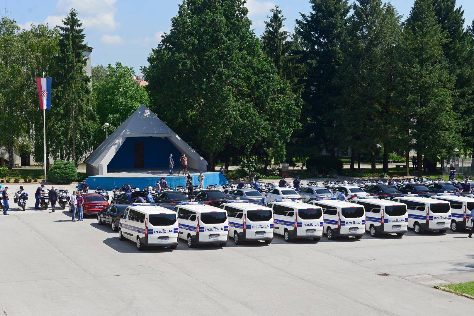 Dobili 78 vozila: Pogledajte vozni park prometne policije