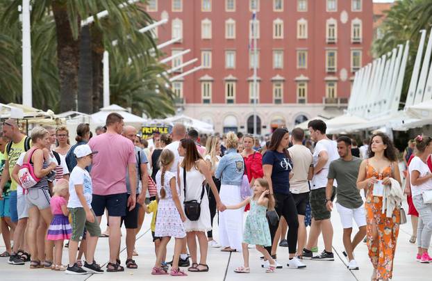 Split: Turisti razgledavaju grad