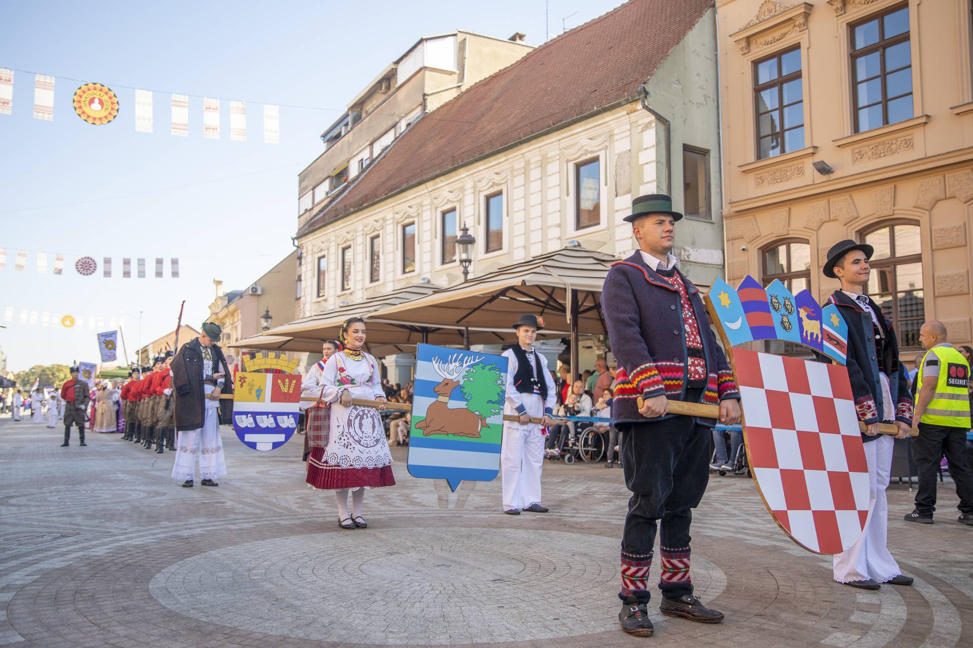 Svečani mimohod sudionika 59. Vinkovačkih jeseni