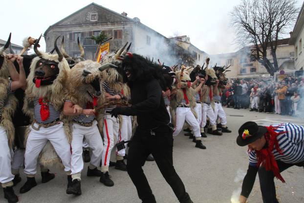 Rijeka: Doček Halubajskih zvončara u centru grada