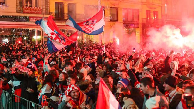 Zagreb: Slavlje i bakljada na trgu nakon spektakularnog gola Mislava Oršića za vodstvo Hrvatske