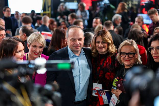 Zagreb: Slavlje u izbornom stožeru Zorana Milanovića nakon rezultata prvih izlaznih anketa