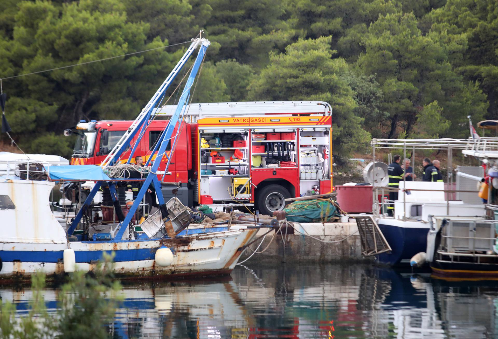 Šibenik: Izbio požar na turističkom jedrenjaku, očevid u tijeku