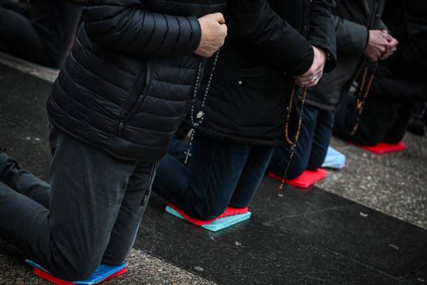 Zagreb: Molitelji i prosvjednici na Trgu bana Jelačića