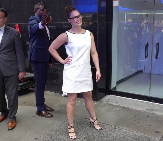 Prije ulaska u hotel Rounda Rousey slikala se s obožavateljima u New Yorku