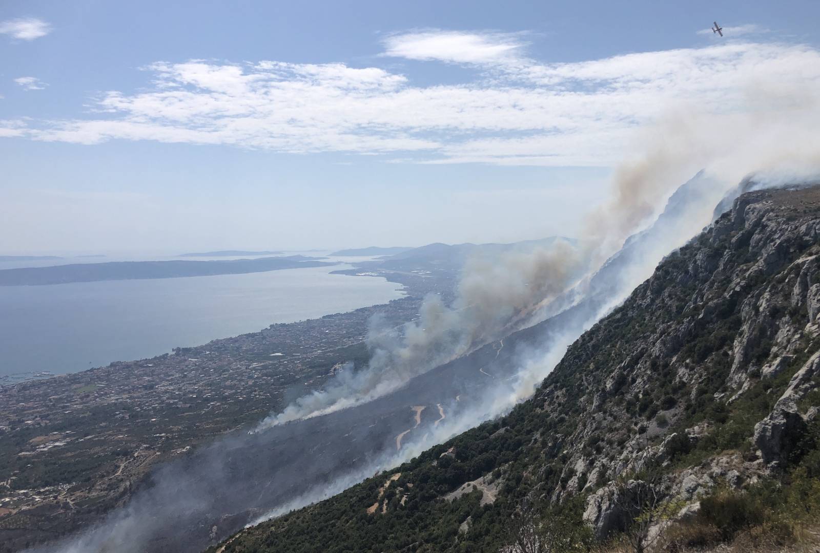 Kanader u gašenju požara iznad Kaštela