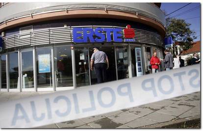 Naoružani pljačkaši  ušli u Erste banku i opljačkali ju