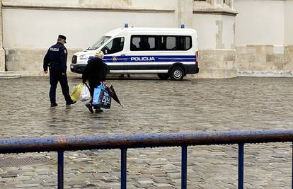 Lijepa gesta policajaca: Kroz trg pustio bakicu koja teško hoda