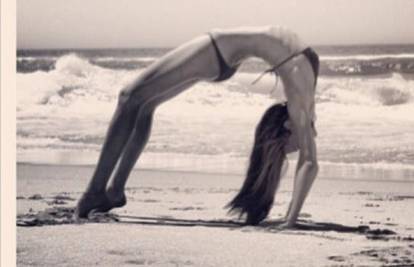 Miranda u bikiniju u zahtjevnoj joga pozi: Otvorite svoje srce