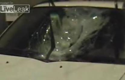 Komadi leda dugi jedan metar padali na automobile