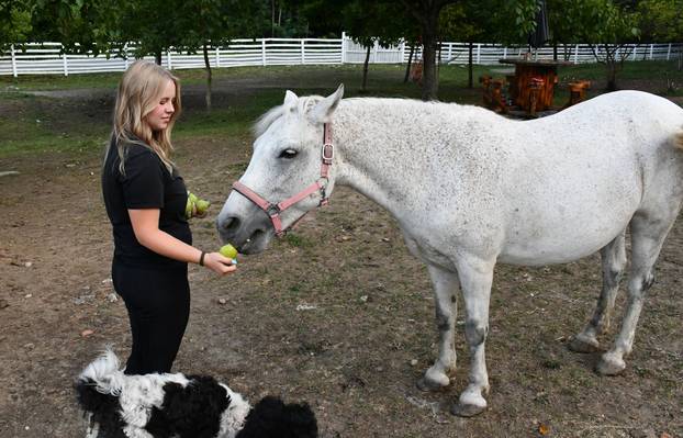 FOTO Kokoši, peseki, konji... Evo što sve skriva Enin ranč pun ljubavi: 'Oni su moji ljubimci!'