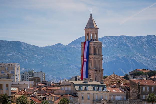 Zastave po Splitu povodom Dana državnosti