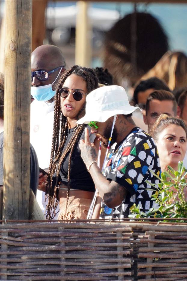 EXCLUSIVE: Neymar, Izabel Goulart, Cindy Bruna, Marco Verratti and Ezequiel Lavezzi at Verde Beach in St Tropez to party all afternoon