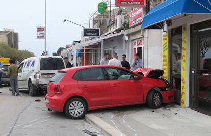 Automobilom se zabio u izlog pekare, ozlijeđeno troje ljudi